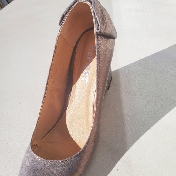 Beautiful Shimmery Pumps, Like New - Picture 5 of 12